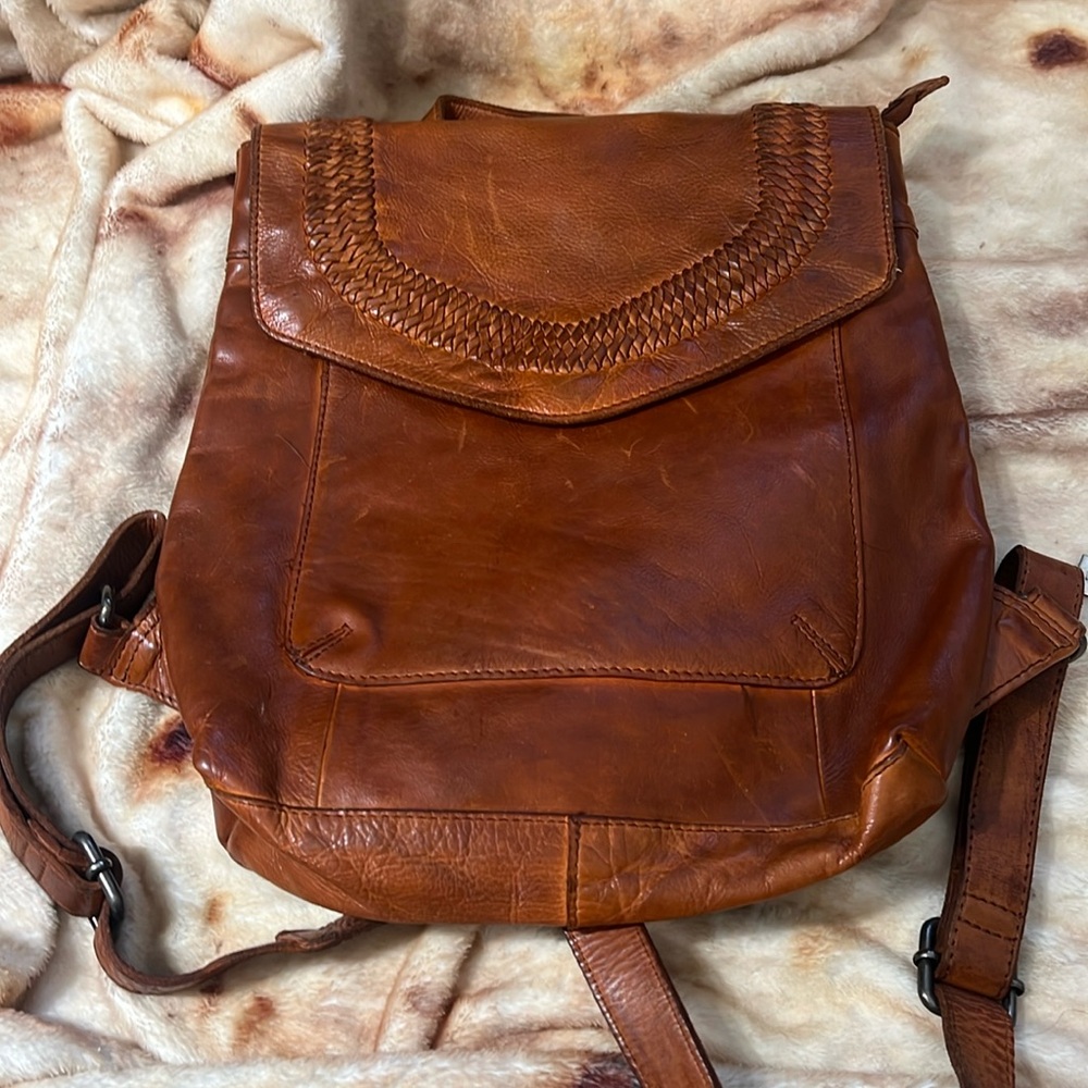 Vilenca Holland Leather V-stitch Flap Backpack - Picture 2 of 7